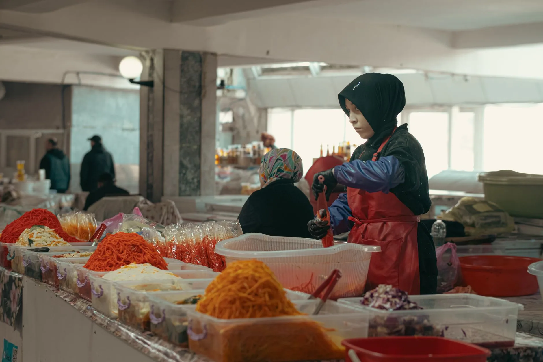 Plats traditionnels ouzbeks colorés sur une table à Boukhara, plov, samsa et pain non