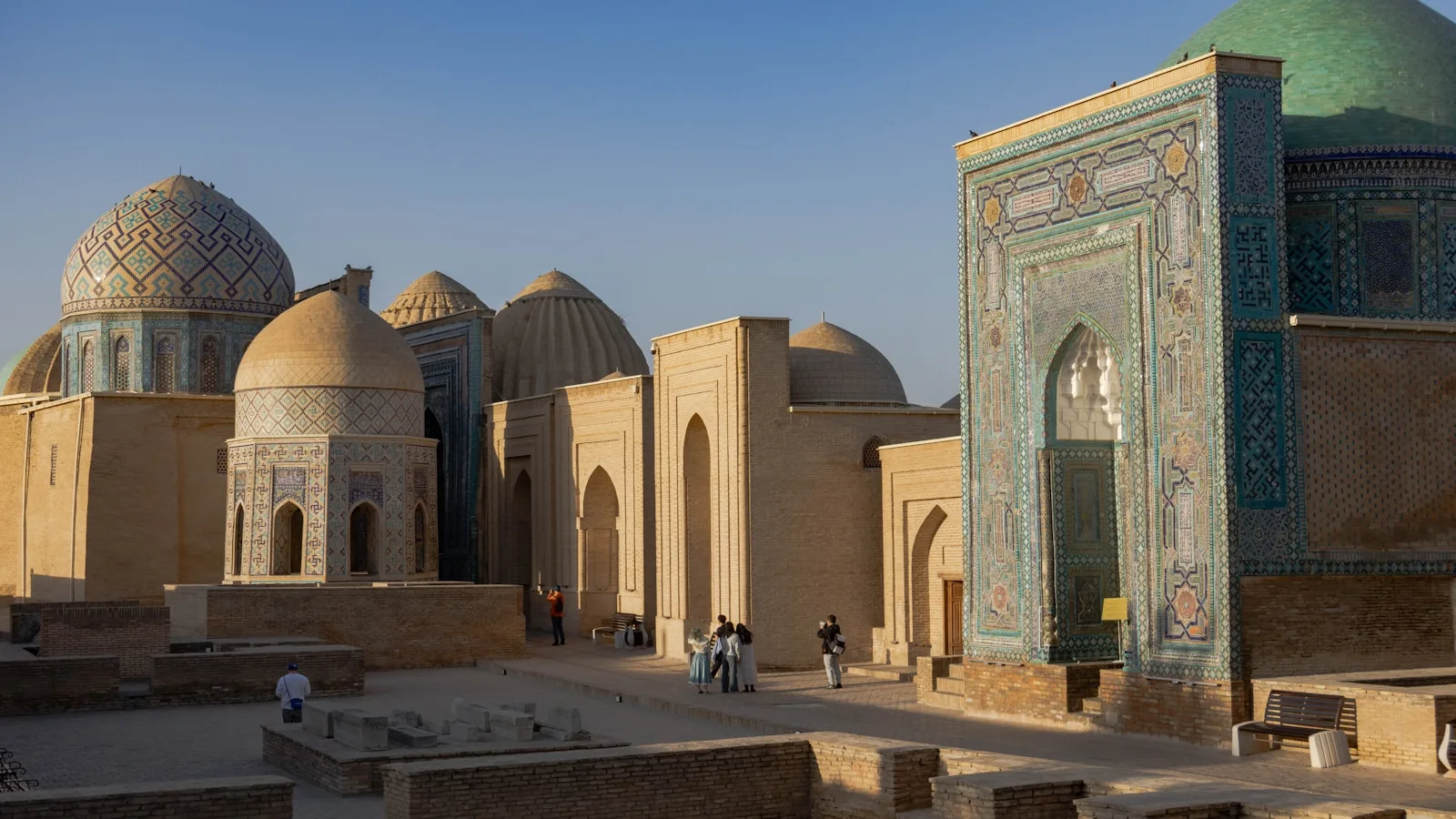 Drone survolant les minarets de Samarcande en Ouzbékistan au coucher du soleil
