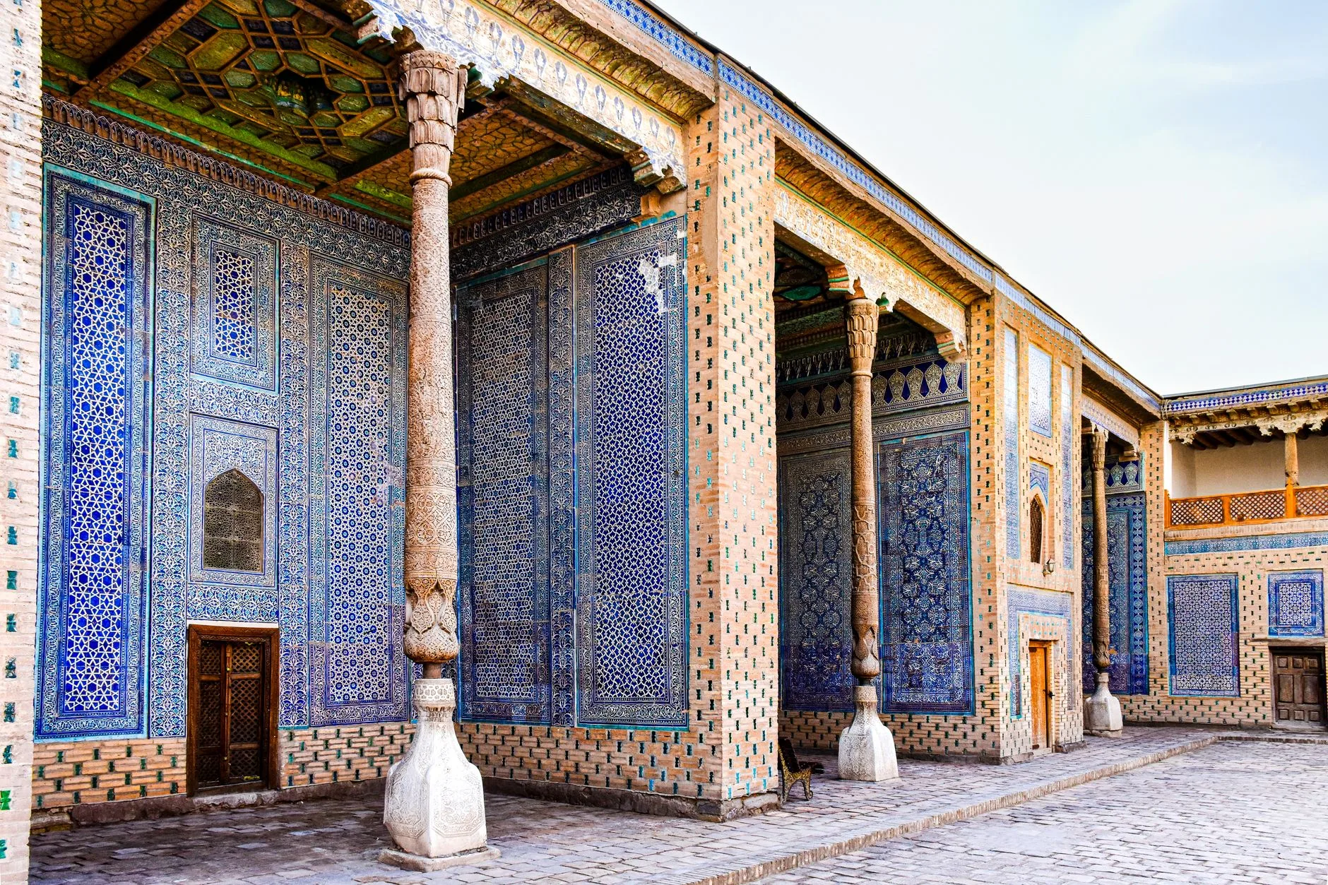 Les ruines du palais Ak-Saray à Shahrisabz avec ses imposantes tours en brique sous un ciel bleu