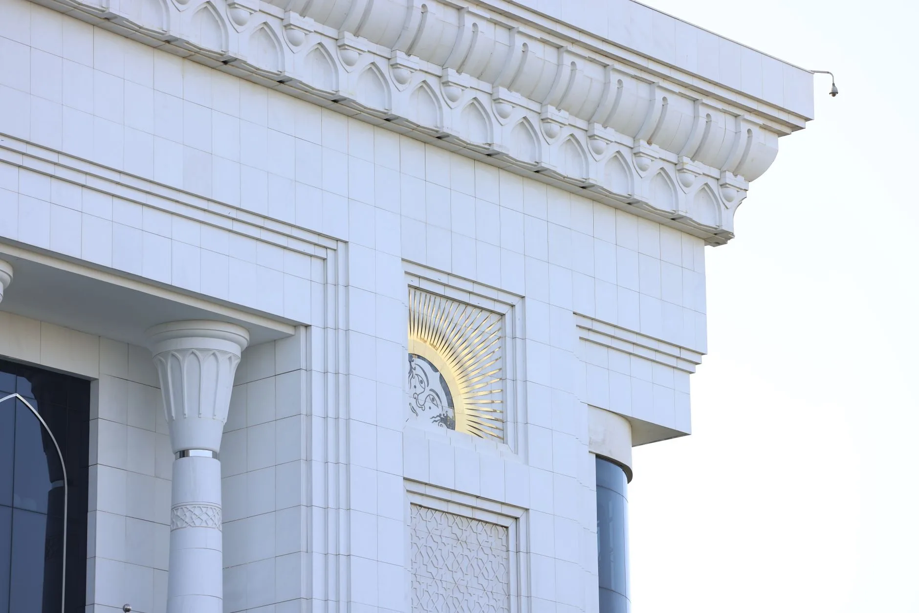 Façade d'un bâtiment contemporain dans le centre-ville de Ferghana, Ouzbékistan